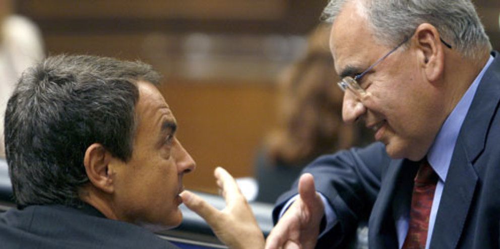Foto: Guerra critica la “nueva clase social” de Zapatero en presencia de José Blanco