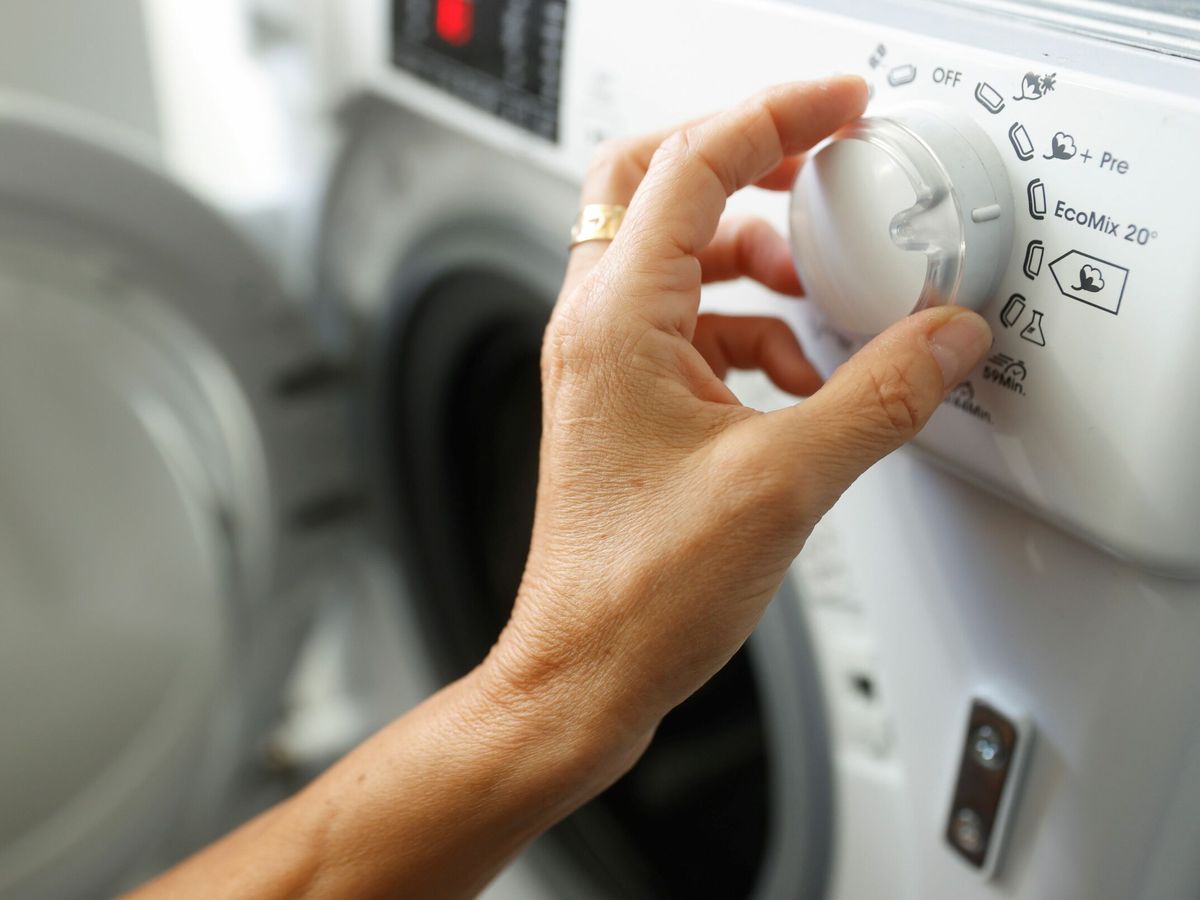 Foto: Muchas veces, la clave para una ropa limpia se encuentra en el programa de lavado (EFE/Juan Carlos Hidalgo)