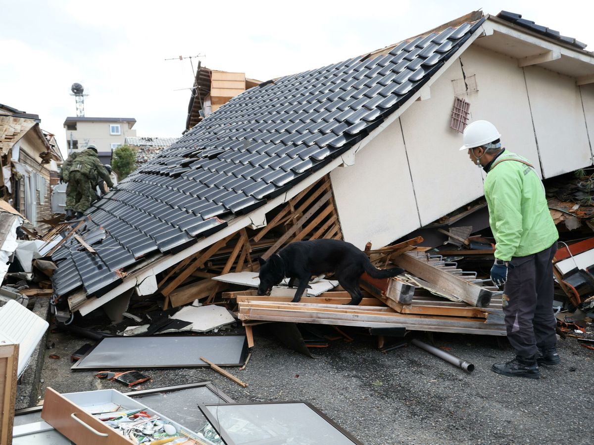 Foto: Un hombre ante su casa destruida por el terremoto. (EFE/EPA/Jiji Press)