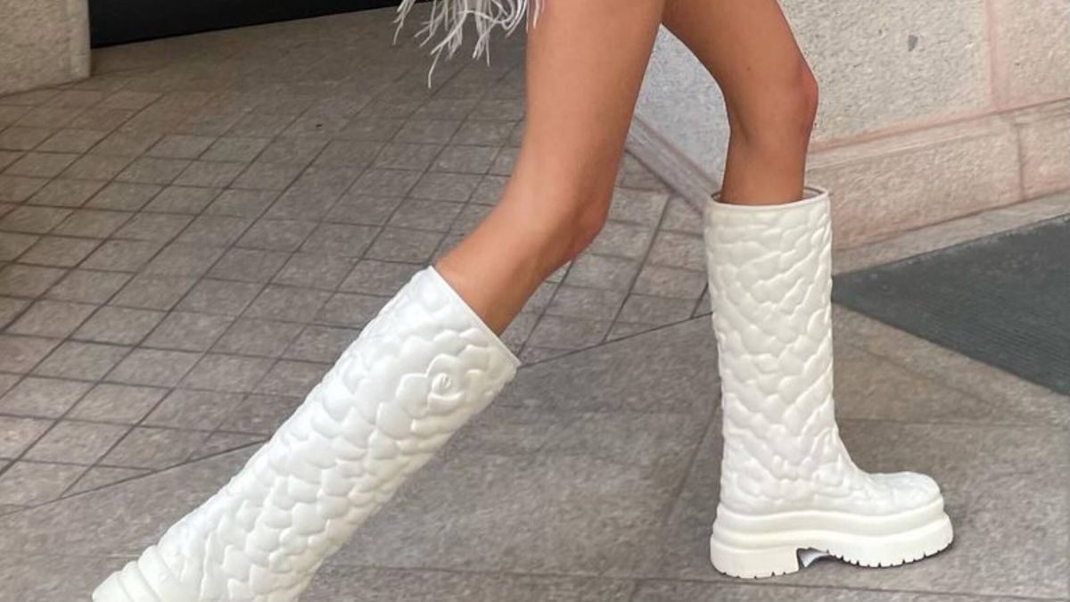 Las botas de goma con pétalos que Valentino ha convertido en virales