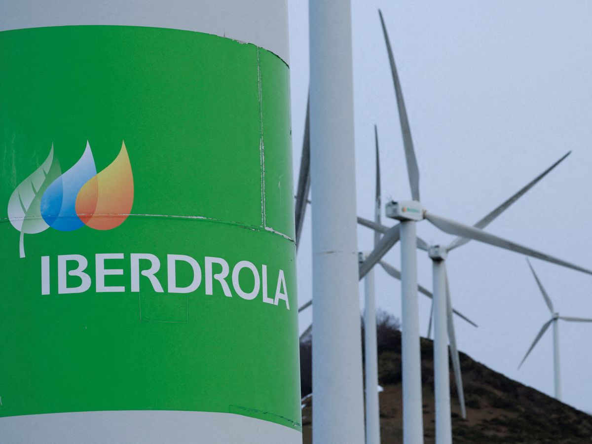 Foto: Logotipo de Iberdrola en unas turbinas eólicas. (Reuters/Vincent West)