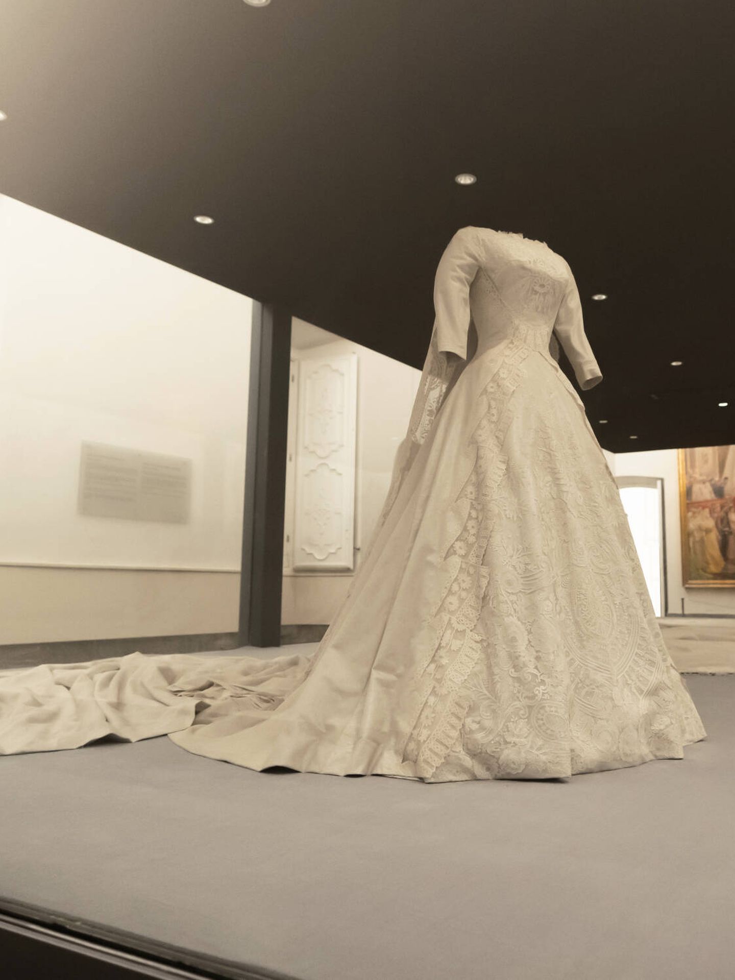 El vestido de la reina Sofía, en el Palacio de Aranjuez. (Helena Sánchez)