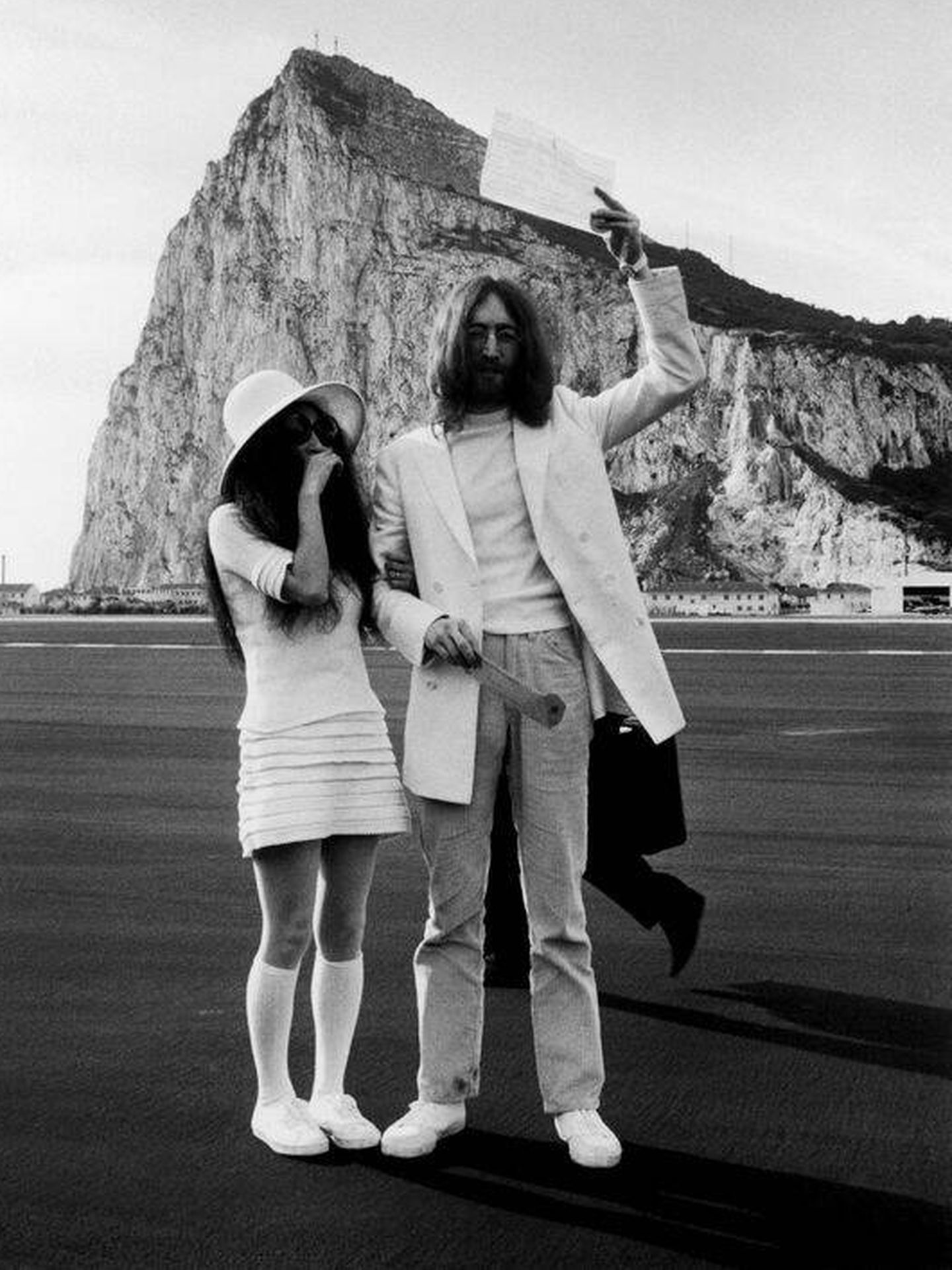 John y Yoko, durante su boda en Gibraltar. (Getty)