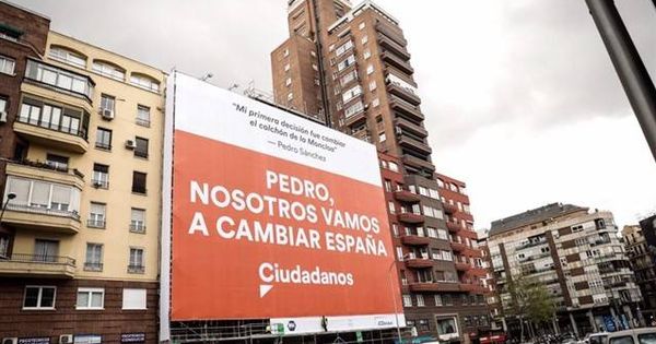 Foto: Lona de propaganda electoral de Ciudadanos contra Pedro Sánchez en la Avenida de América de Madrid. (Europa Press)