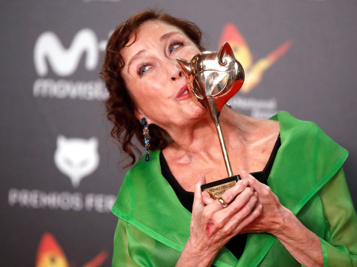 Foto: Verónica Forqué, con el Premio Feroz Honorífico en 2018. (EFE/Juanjo Martín)