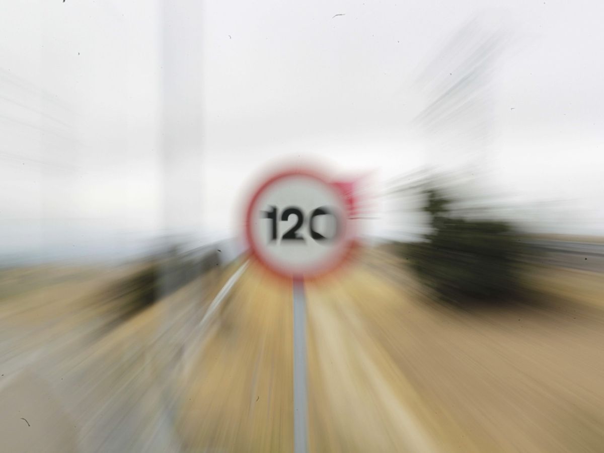 Foto: Señal de tráfico de limitación de velocidad de 120 Km/h. (EFE/Zipi)