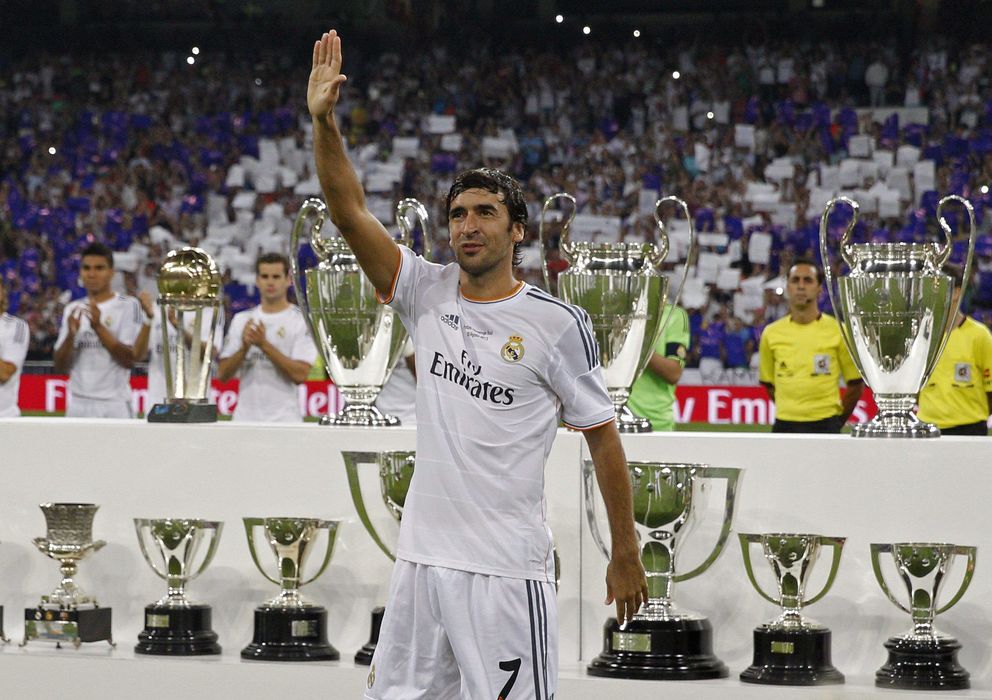 Foto: Raúl posa con los trofeos ganados con el Real Madrid. 