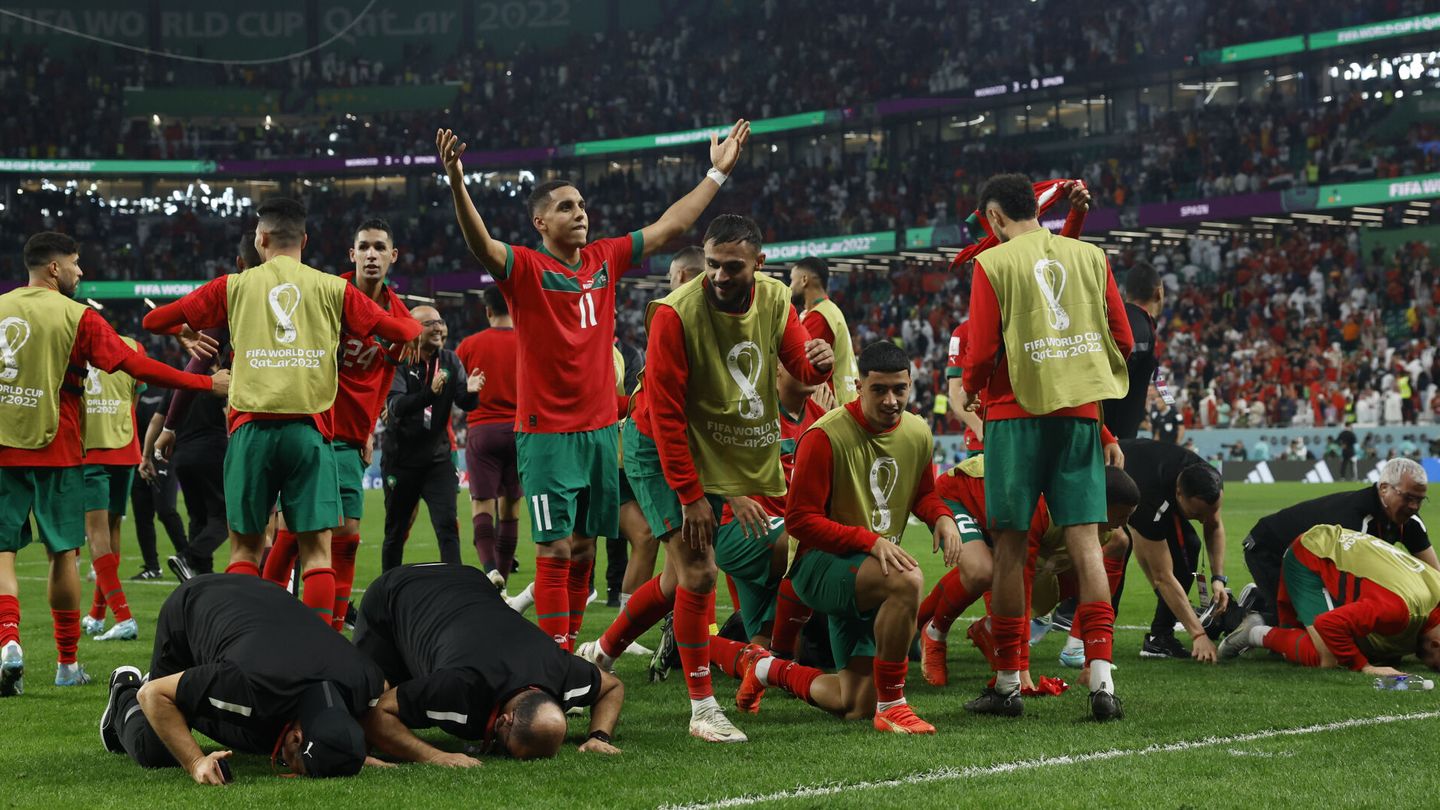 La selección marroquí celebra el pase a cuartos. (EFE/Luis Díez)