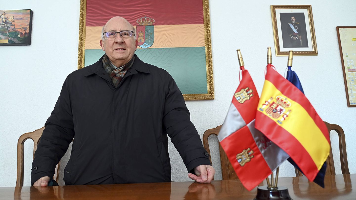 El alcalde de Cardeñuela Riopico, Nicasio Gómez, en el salón de plenos. (Ricardo Ordoñez)