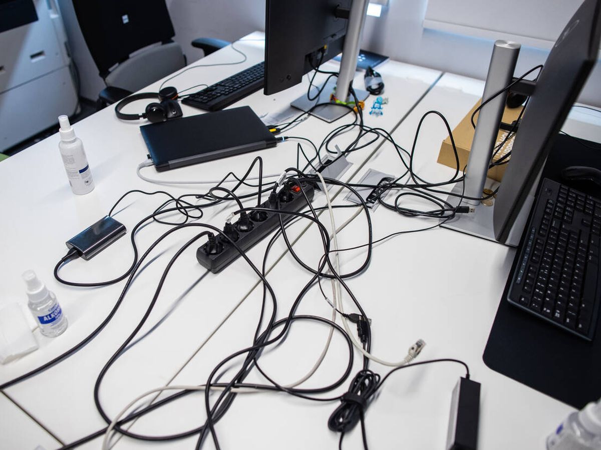 Foto: Los cables pueden arruinar cualquier despacho o estancia de tu hogar (iStock)