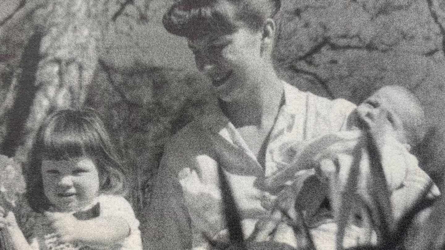 Sylvia Plath con sus hijos Frieda y Nicholas en abril de 1962. (Cedida/Editorial Bamba)