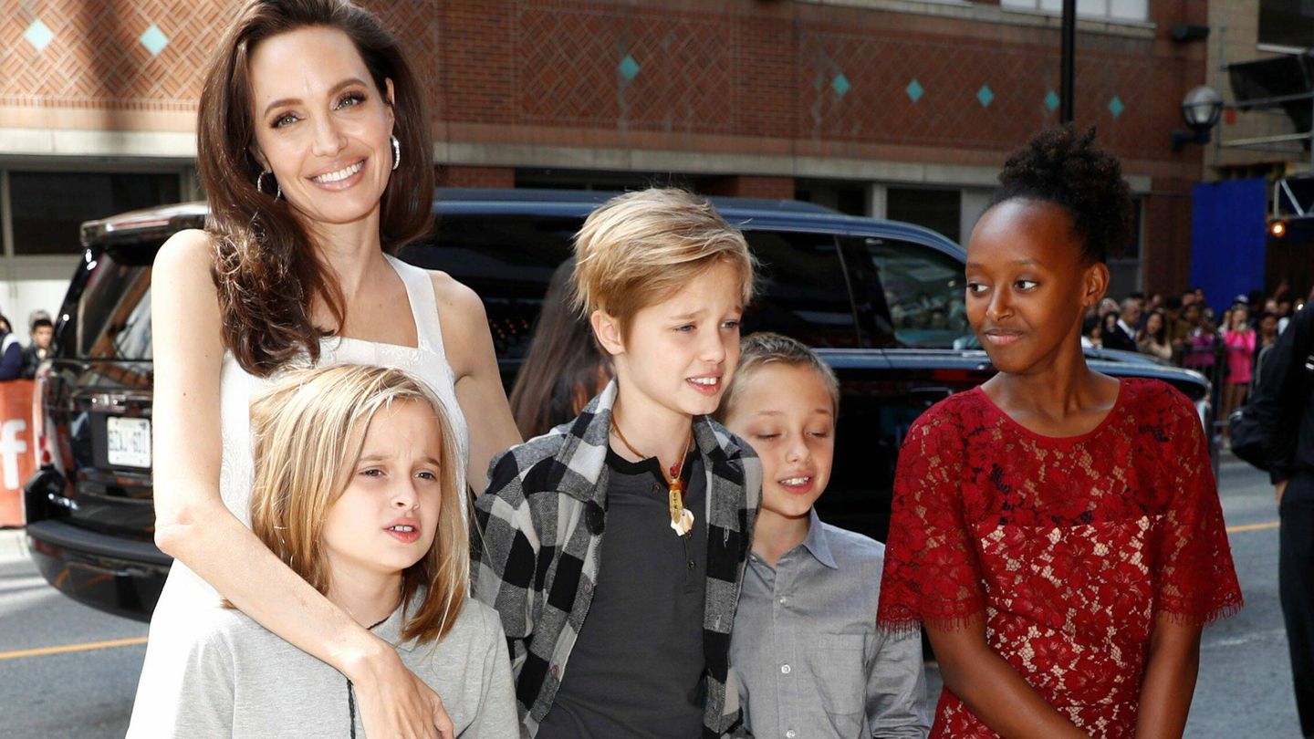 Angelina Jolie con cuatro de sus hijos en una imagen de archivo de 2017. La actriz abraza a su hija Vivienne, la pequeña. (Reuters)