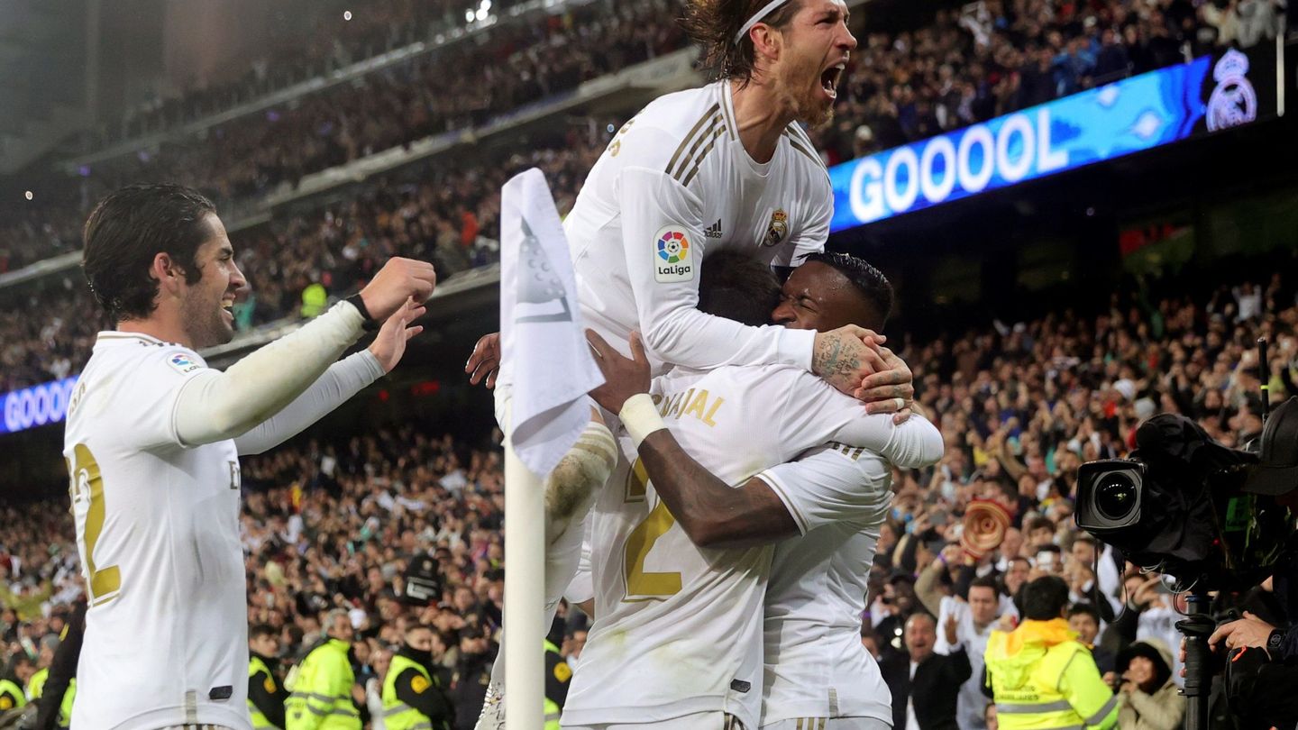 Los jugadores del Real Madrid celebran el gol de Vinícius al Barcelona. (EFE)