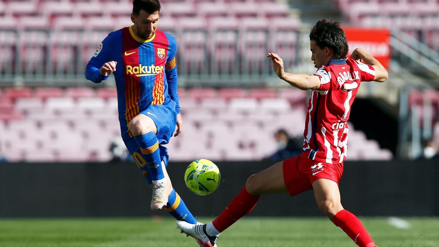 Messi y Joao Felix luchan por un balón. (EFE)