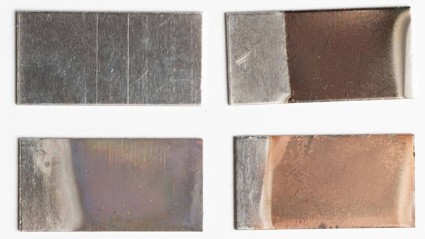 Cuatro muestras de acero inoxidable muestran las diferentes etapas del proceso de Tripathi. (Georgia Tech)