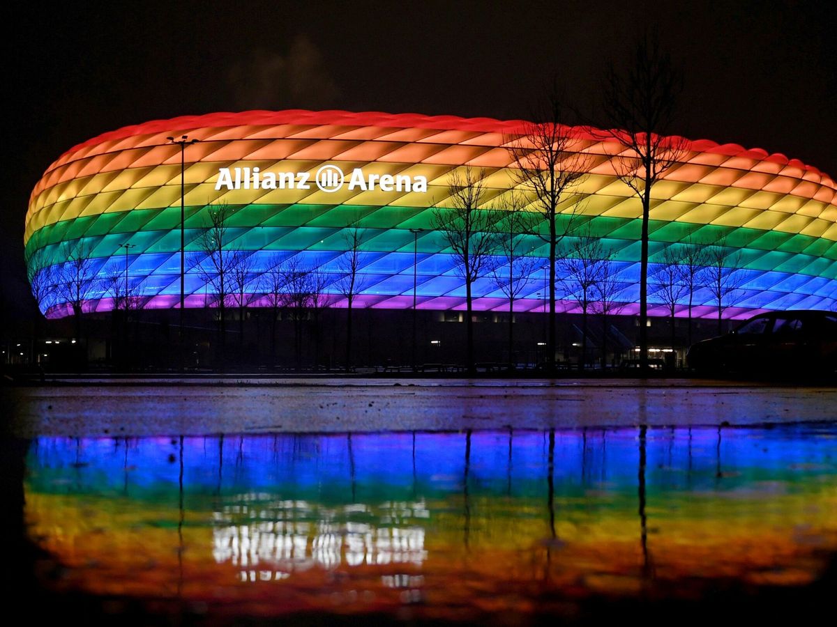 Foto: El Allianz Arena, con iluminación de la bandera arcoíris en enero de 2021. (EFE)