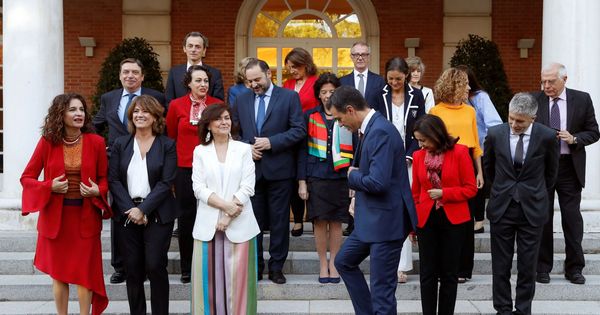 Foto: El jefe del Gobierno, Pedro Sánchez, preside en el Palacio de la Moncloa la foto oficial de su Ejecutivo. (EFE)