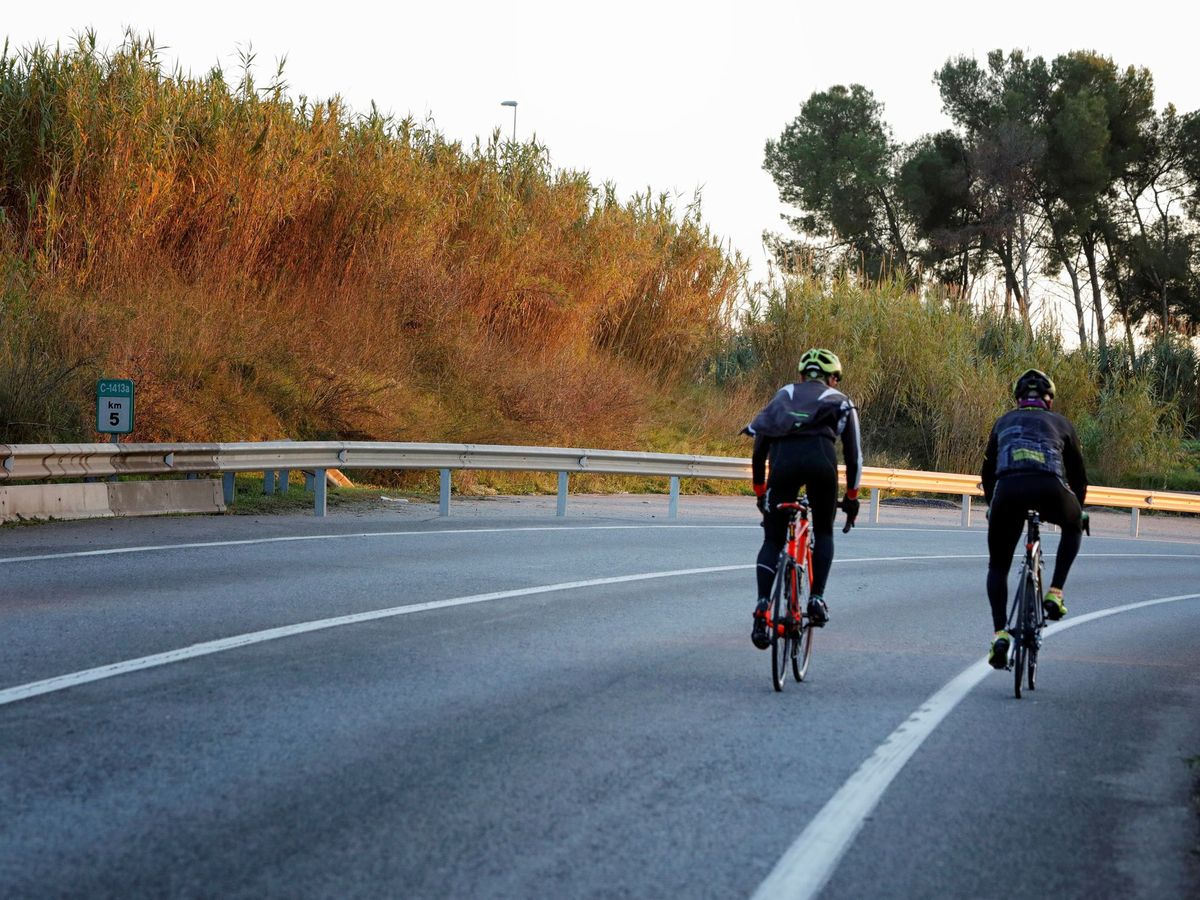 Foto: Ciclistas en la carretera. (EFE)