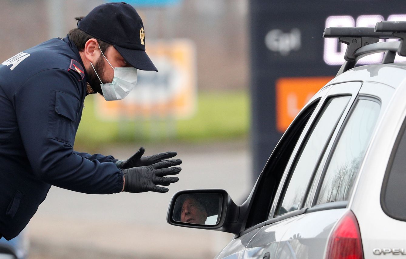Un policía, en un control de carretera en Codogno. (Reuters)