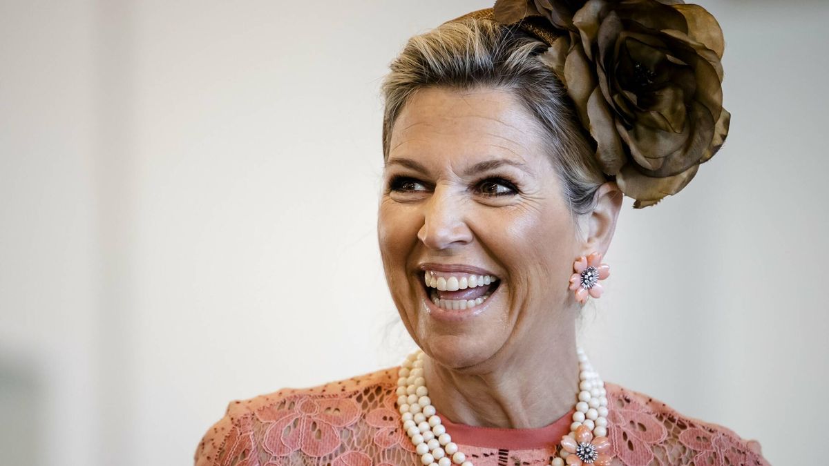 Máxima de Holanda y su extravagante look para un nuevo acto: diadema con una enorme flor, vestido de encaje y collar de perlas
