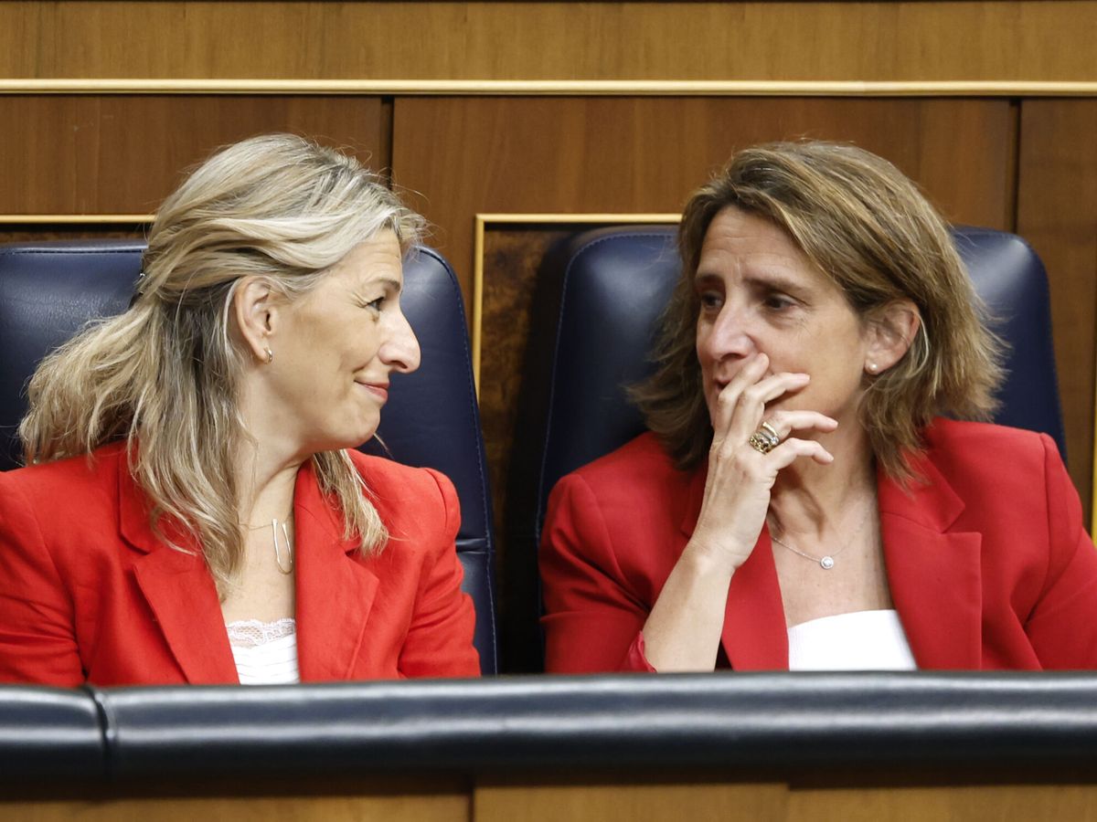 Foto: Las vicepresidentas segunda y tercera del Gobierno, Yolanda Díaz y Teresa Ribera, en el Congreso de los Diputados. (EFE/Mariscal)