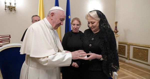 Foto: El papa Francisco y Vasilica Viorica Dancila, la primera ministra rumana. (EFE)