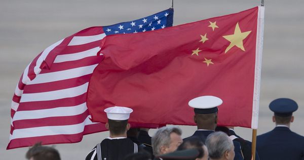 Foto: Fotografía donde se ven las banderas de EEUU y China. (EFE)