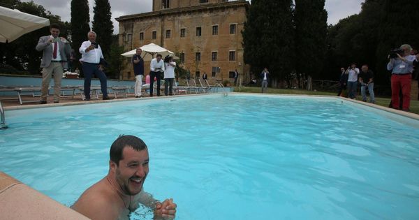 Foto: El ministro deL Interior italiano, Matteo Salvini, se baña en una piscina durante la visita a una propiedad confiscada a la mafia en Suvignano, Siena, el 3 de julio de 2018. (EFE)