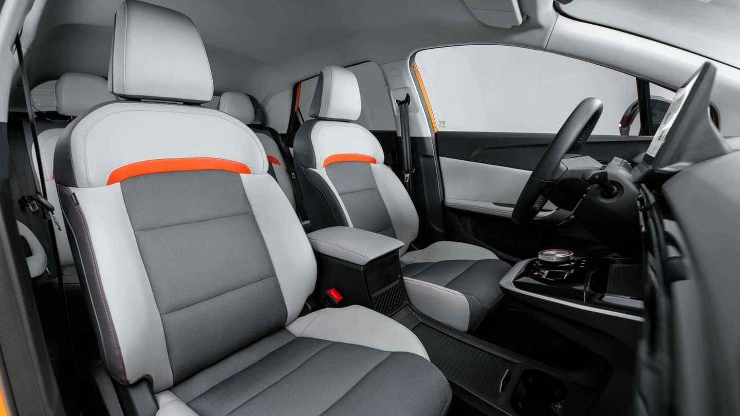 Los asientos delanteros son cómodos y firmes, y la tapicería es de calidad.