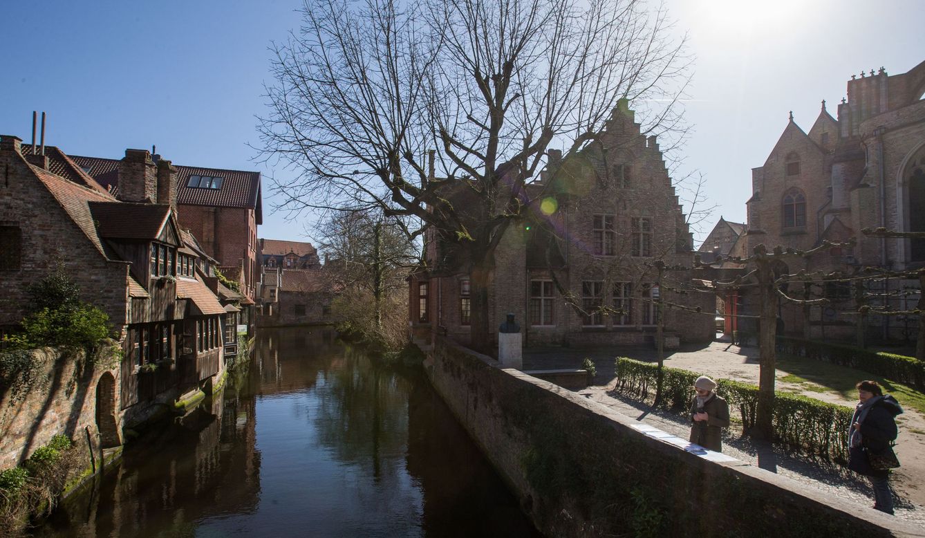 Un canal vacío en Brujas, Bélgica, a finales de marzo de 2020 (EFE)