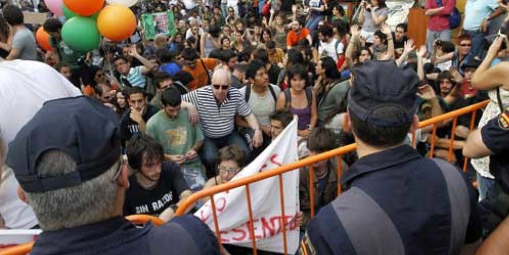 Foto: La Policía carga contra los indignados concentrados frente a las Corts valencianas