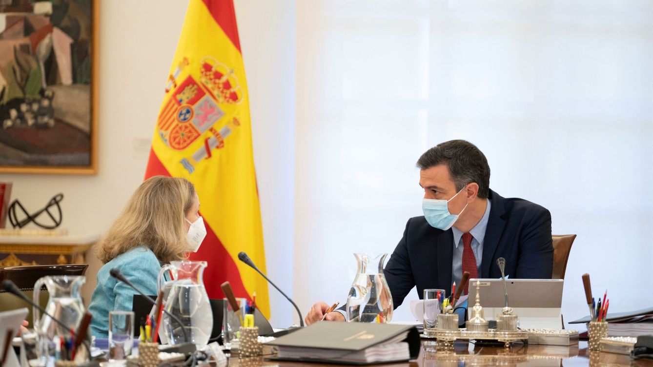 Foto: Pedro Sánchez y Nadia Calviño, durante un Consejo de Ministros. (EFE)