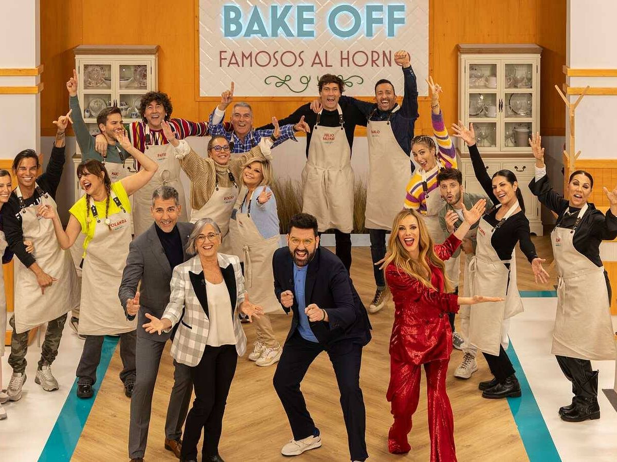Foto: Los concursantes, la presentadora y el jurado de 'Bake Off'. (RTVE)