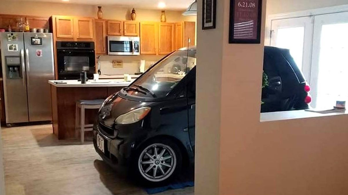 Aparca su coche en la cocina para que no se lo lleve por los aires el huracán Dorian