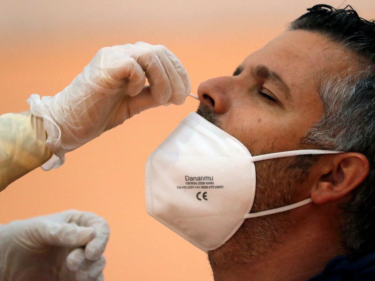 Foto: Un enfermero toma una muestra para detectar la enfermedad coronavirus. (Reuters) 