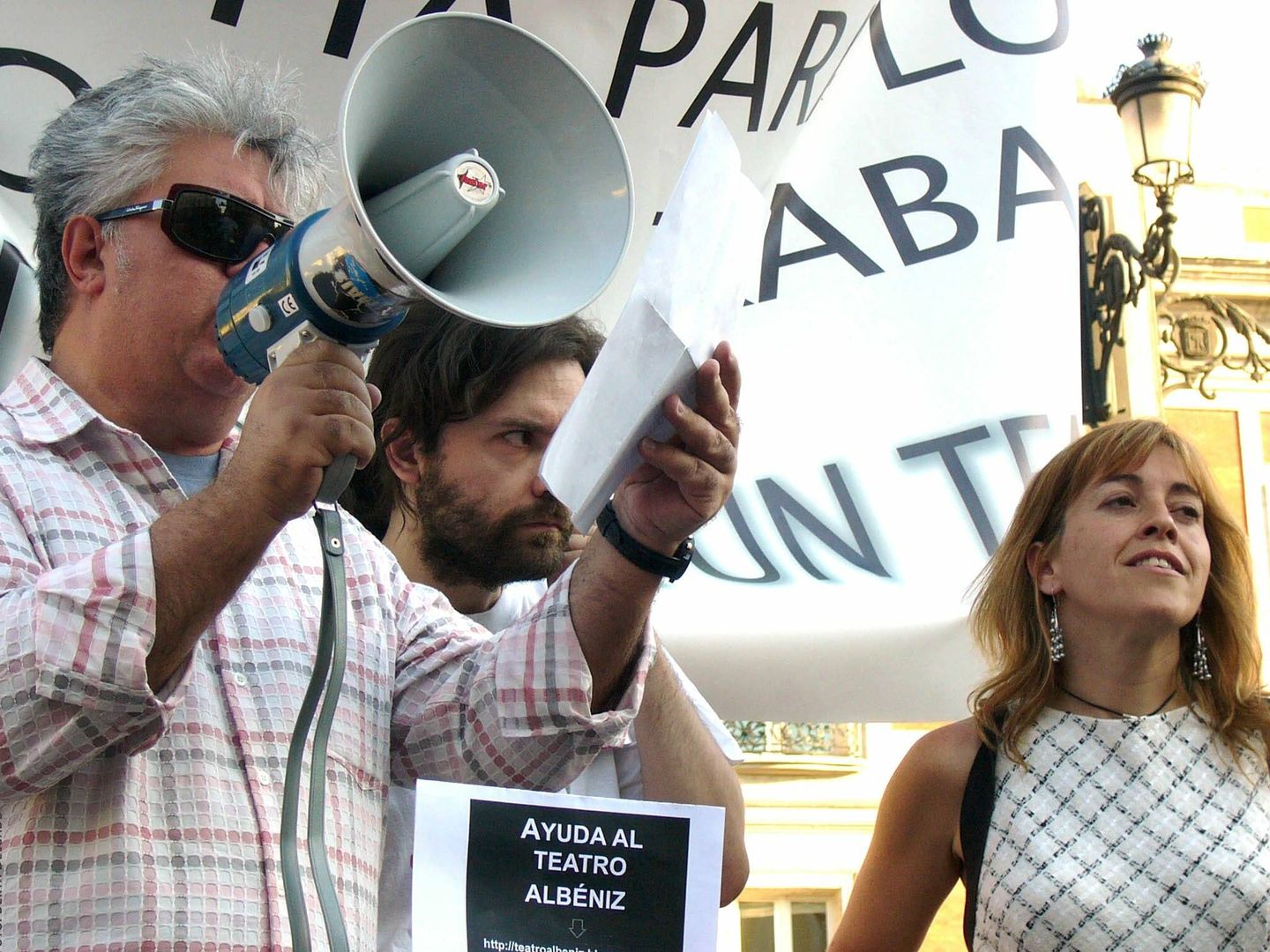 Pedro Almodóvar en la manifestación. (Berta Delgado)