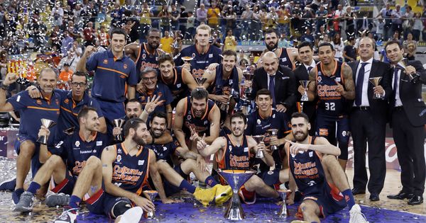 Foto: El Valencia Bakset posa con el título de campeón de la Supercopa Endesa. (ACB Photo)