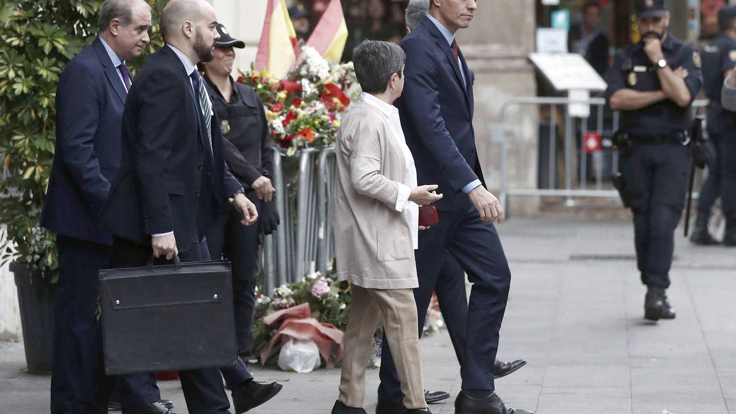 El presidente del Gobierno en funciones, Pedro Sánchez, acompañado por la delegada del Gobierno en Cataluña, Teresa Cunillera. (EFE)