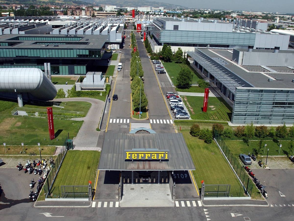 Foto: La fábrica de Maranello, parada desde mediados de marzo, vuelve el lunes a fabricar coches. 