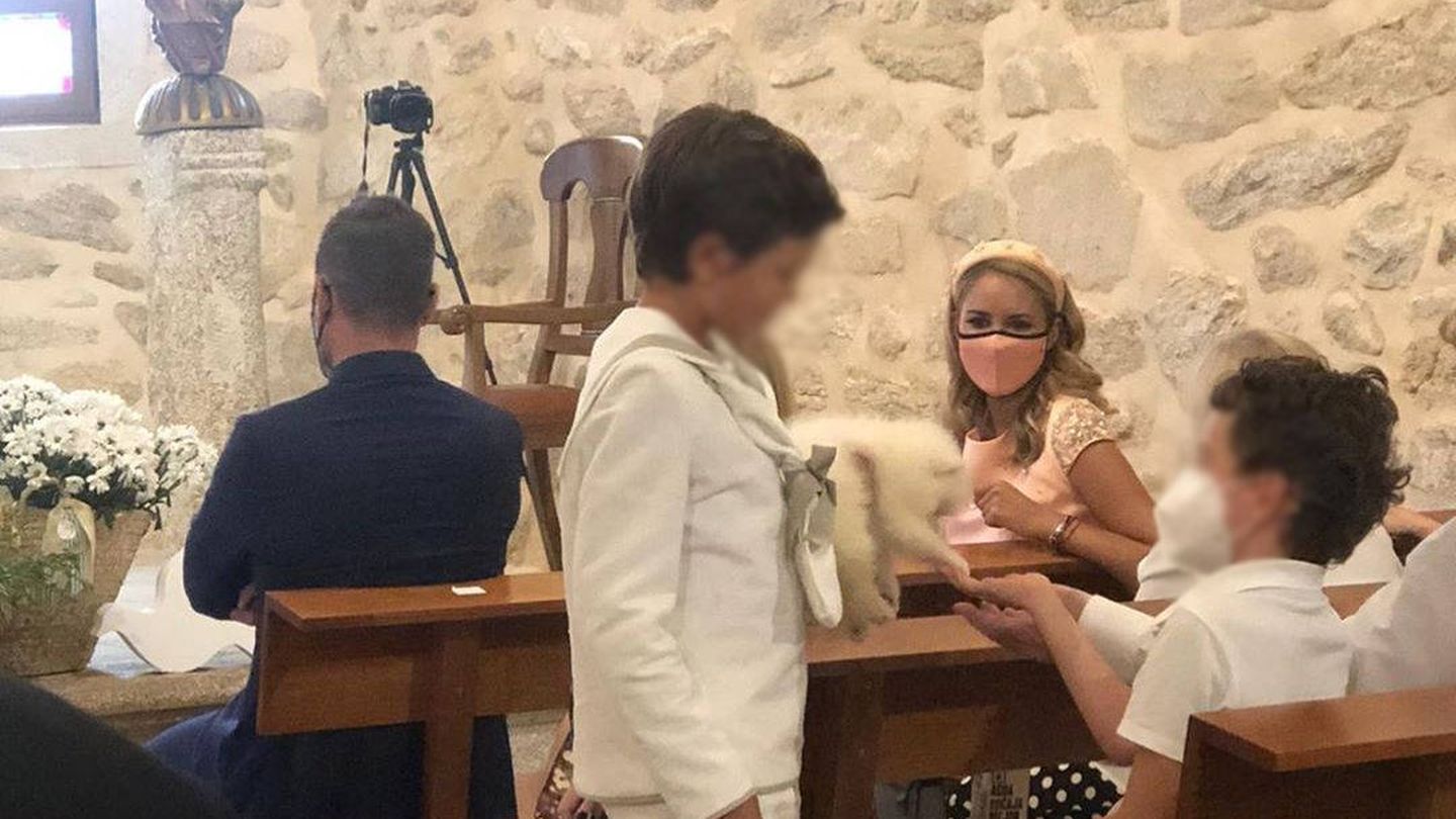 Alba Carrillo con su espectacular vestido en la comunión de su hijo. (Instagram, @albacarrillooficial)