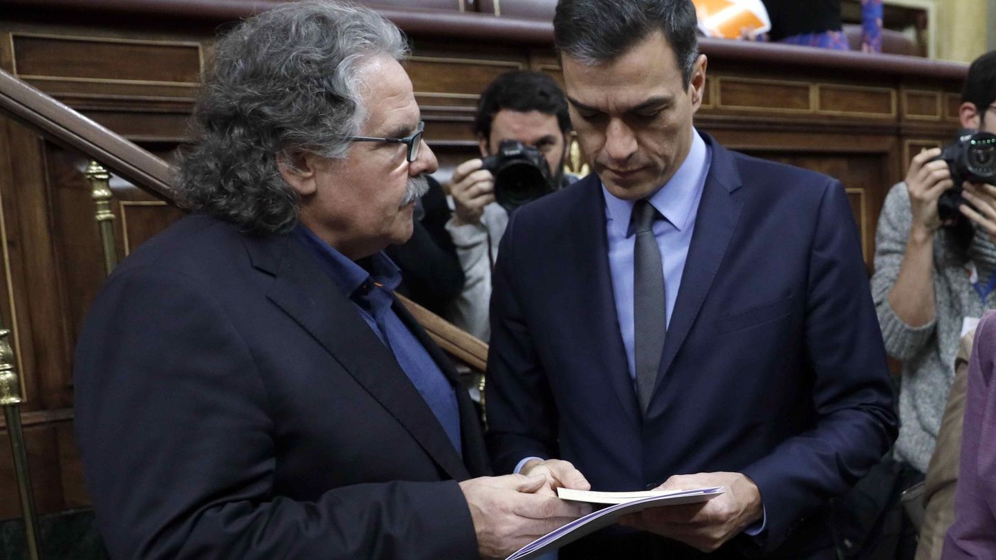 El exportavoz parlamentario de ERC Joan Tardà con Pedro Sánchez. (EFE)
