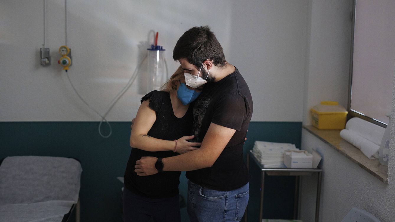 Foto: Victoria y Javier, padres de Valentina, en su última visita al Hospital 12 de Octubre. (A.M.V.)