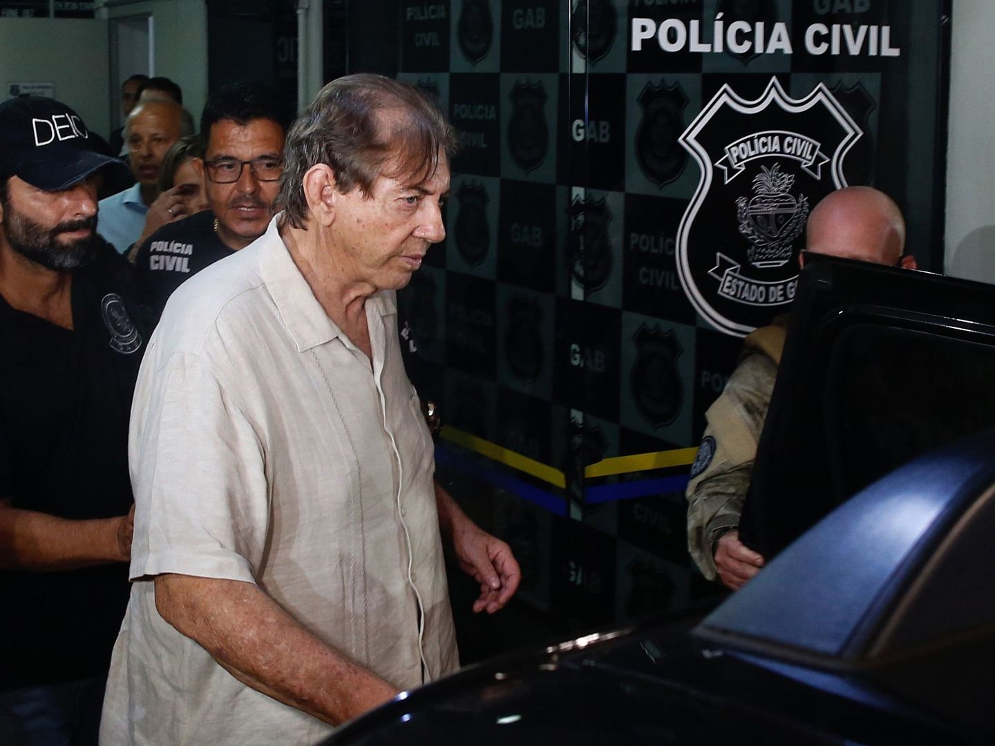 Joao de Deus mientras es escoltado por la Policía para cumplir con la orden de prisión preventiva en Goiania, Brasil. (EFE)