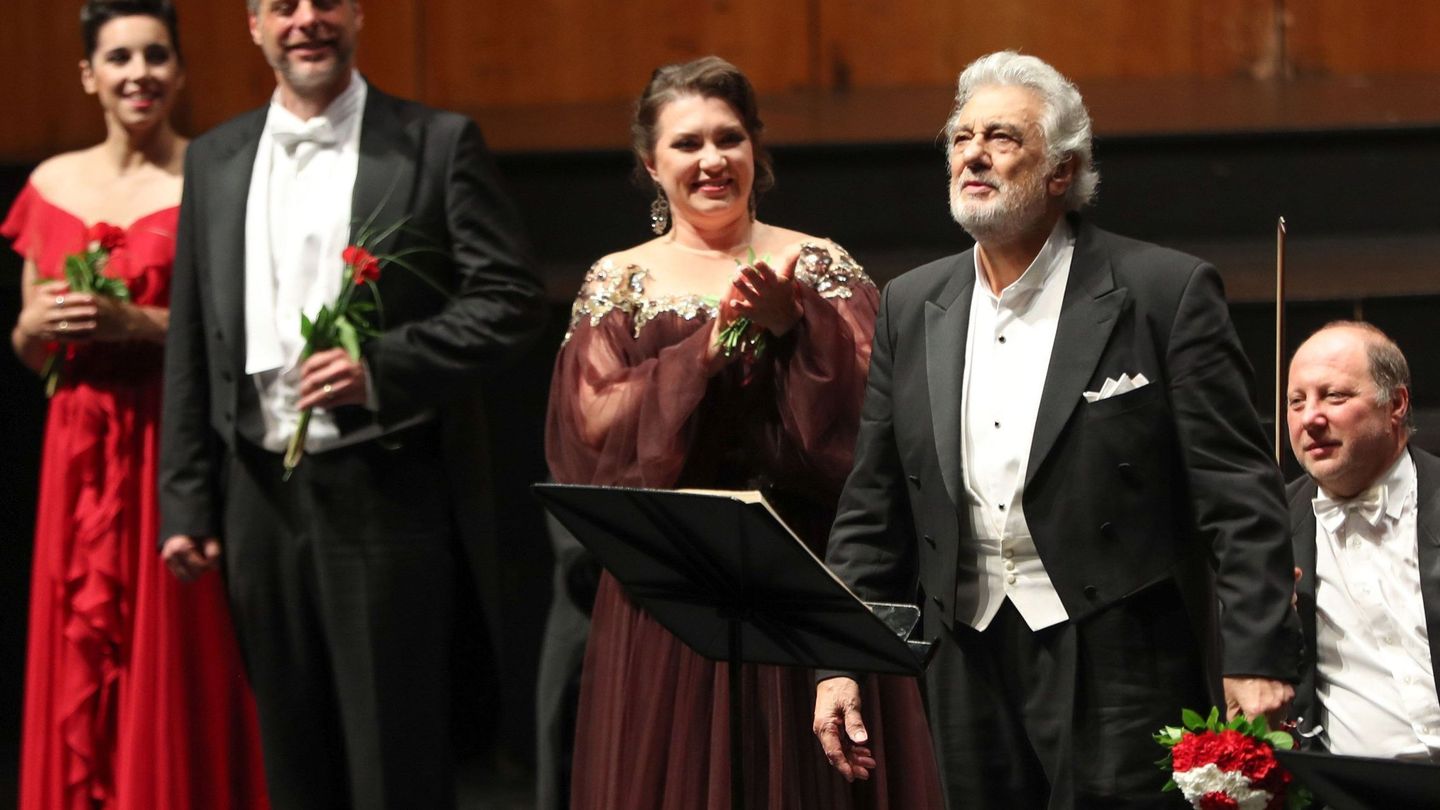 El tenor Plácido Domingo (2d) ha sido aplaudido, junto al resto del reparto, por parte del auditorio del Festival de Salzburgo. (EFE)
