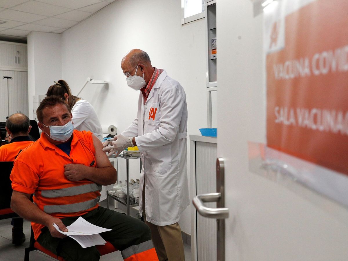 Foto: Vacunación contra covid-19 en empresas valencianas (EFE Manuel Bruque)