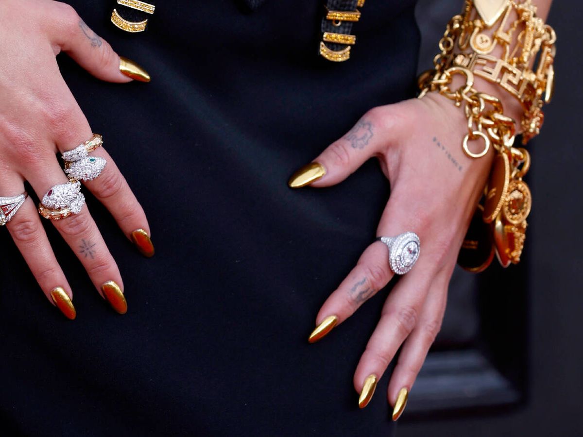 Foto: La manicura dorada de Dua Lipa en los Premios Grammy. (Getty/Frazer Harrison)