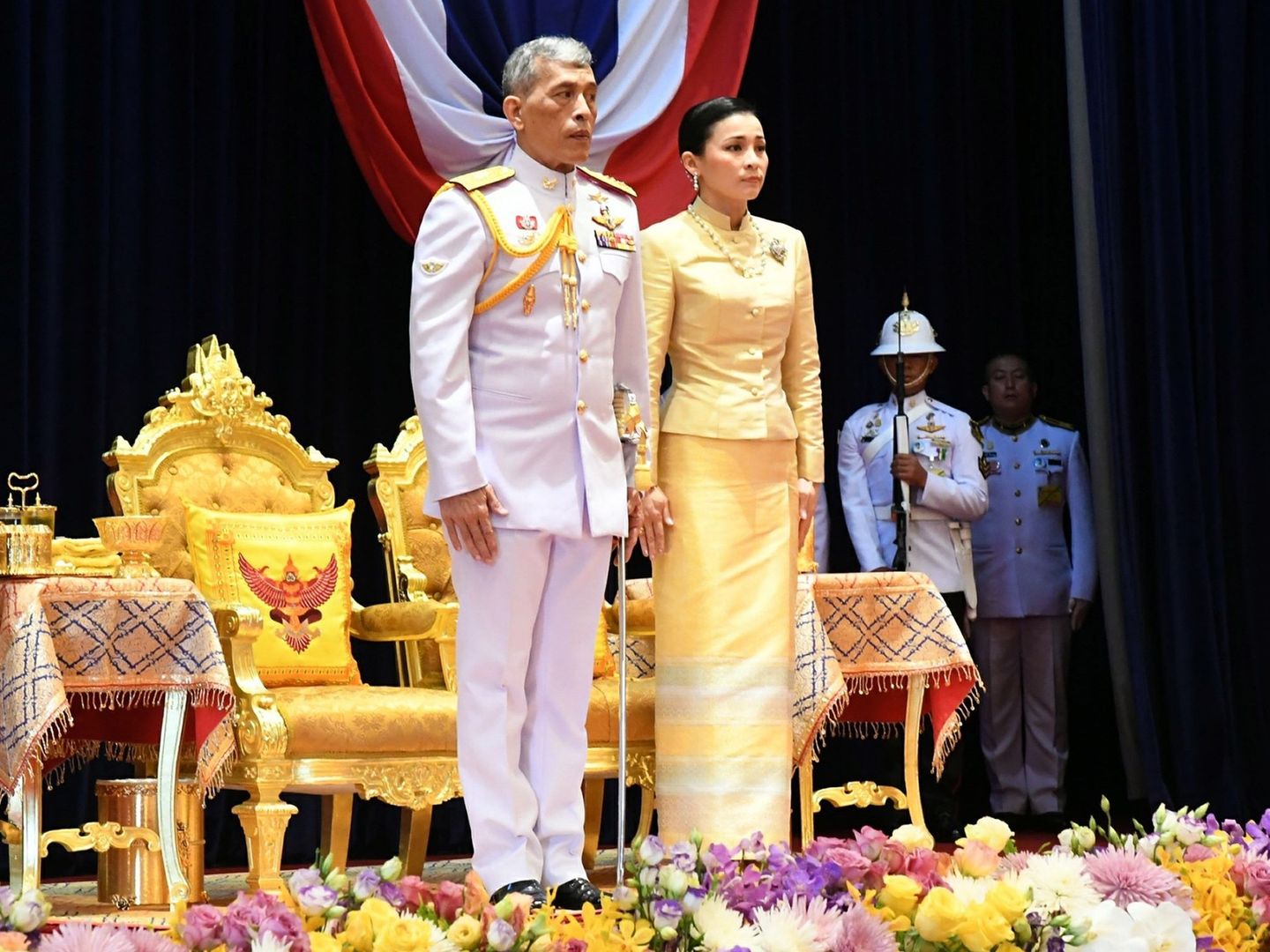 El rey Maha Vajiralongkorn Bodindradebayavarangkun de Tailandia acompañado de la reina Suthida. (EFE)
