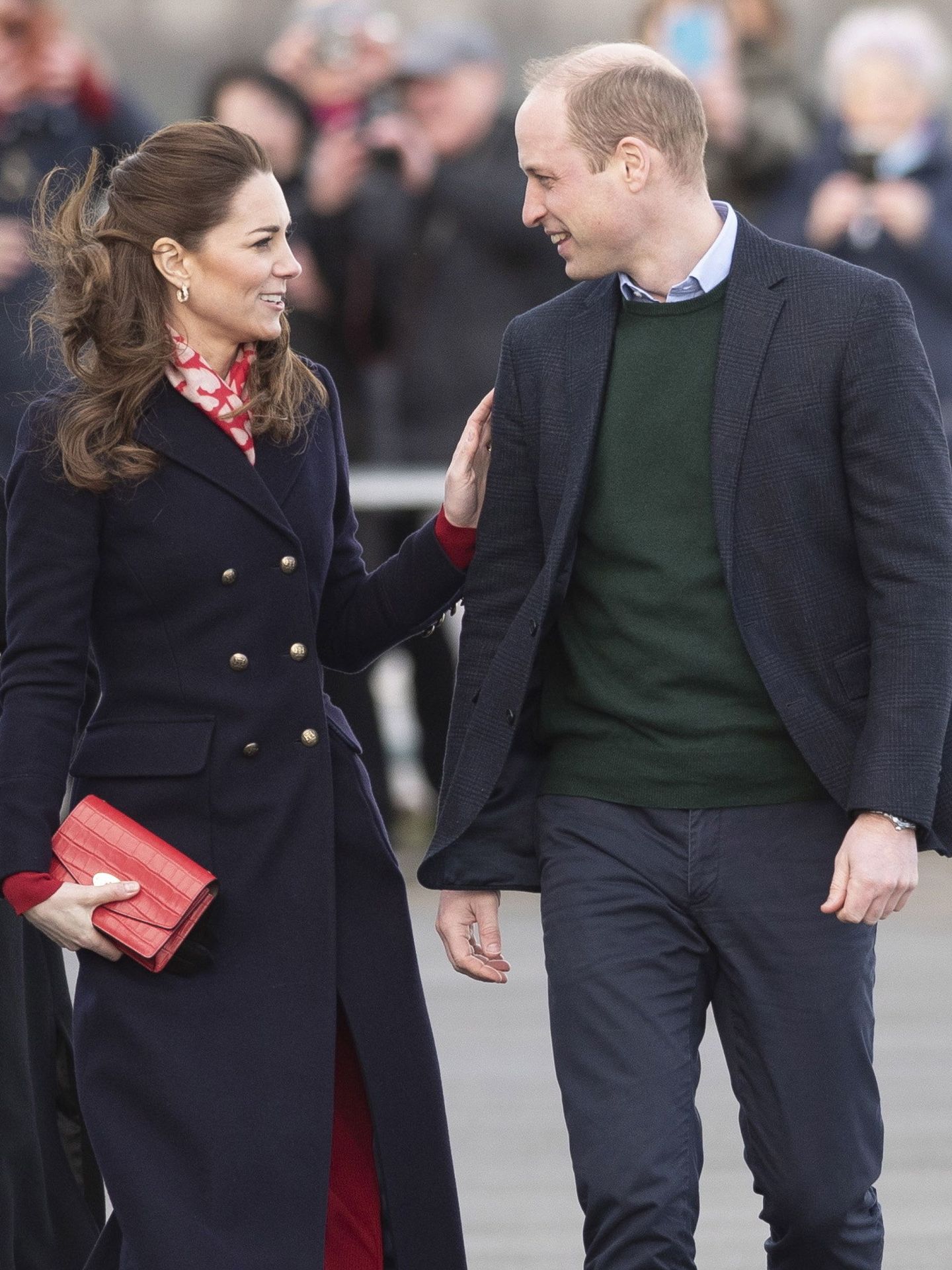 La duquesa de Cambridge, con vestido de Zara, abrigo de Hobbs y pañuelo de San Valentín. (EFE)