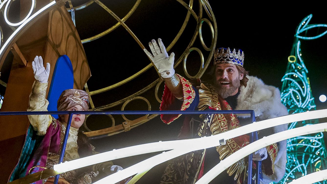 Foto: El rey Gaspar saluda a los niños durante la Cabalgata de los Reyes Magos celebrada este jueves en Madrid. (EFE/Daniel González)