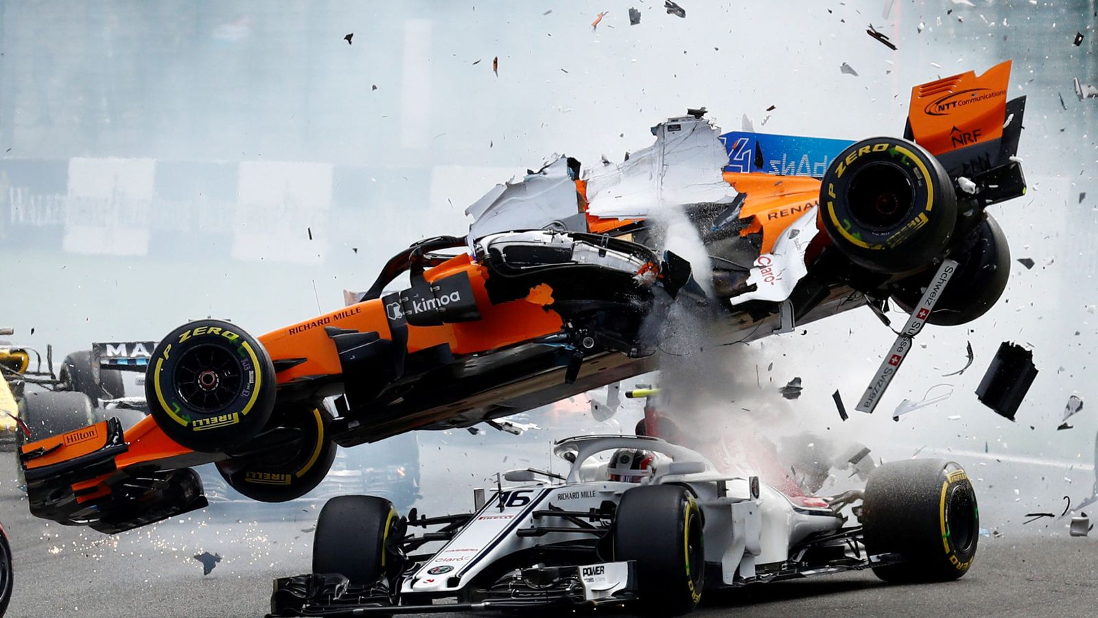 Foto: Fernando Alonso por los aires en el GP de Bélgica. (Reuters)